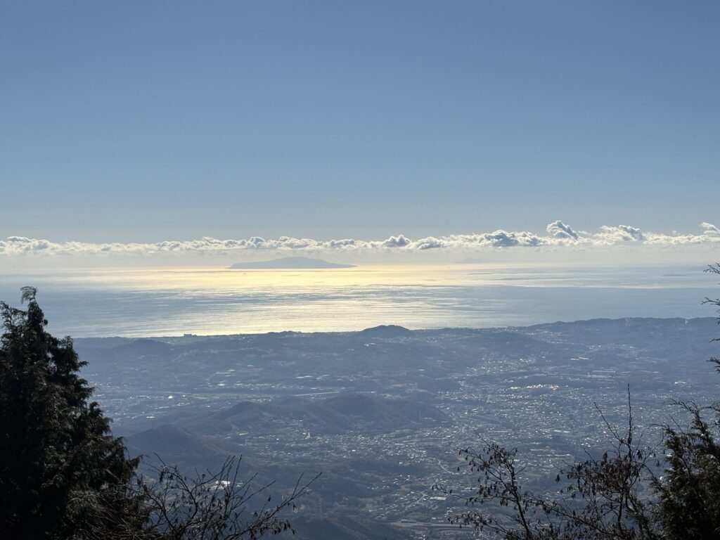 大山山頂から見える相模湾の様子