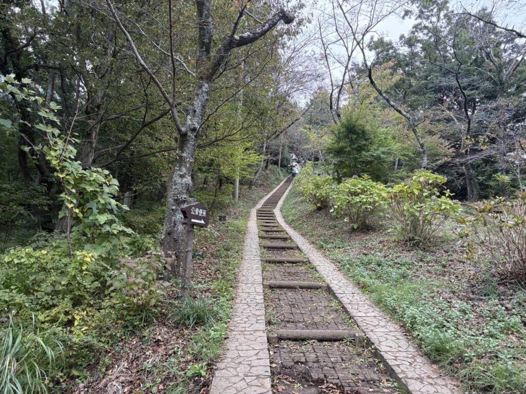 弘法山へ続く階段
