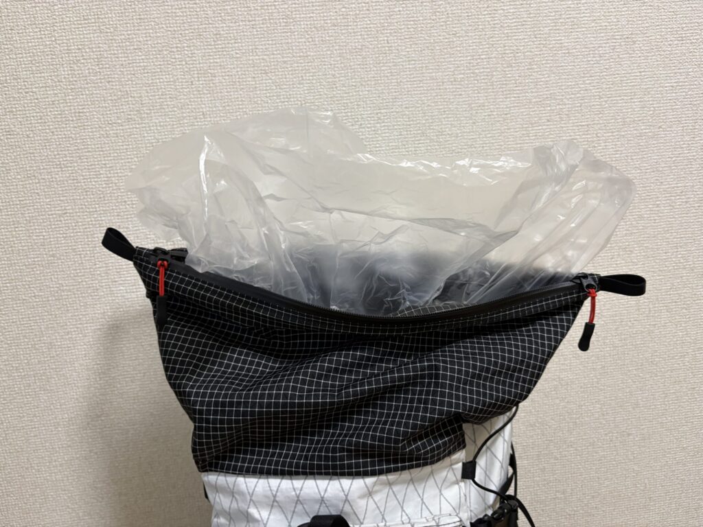 ゴミ袋をパックライナー替わりに使用している様子