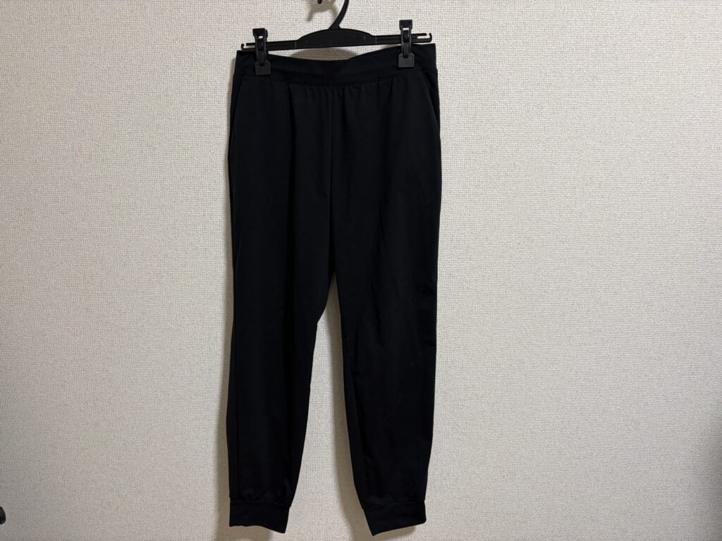 ユニクロのウルトラストレッチアクティブジョガーパンツの写真