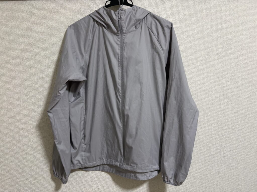 ユニクロのポケッタブルUVカットパーカの写真